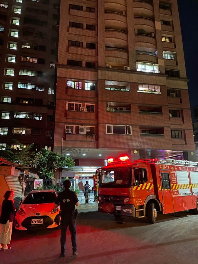 高雄市三民区1日晚间0时许一栋大楼6楼起火燃烧。（民眾提供／杨舒婷高雄传真）