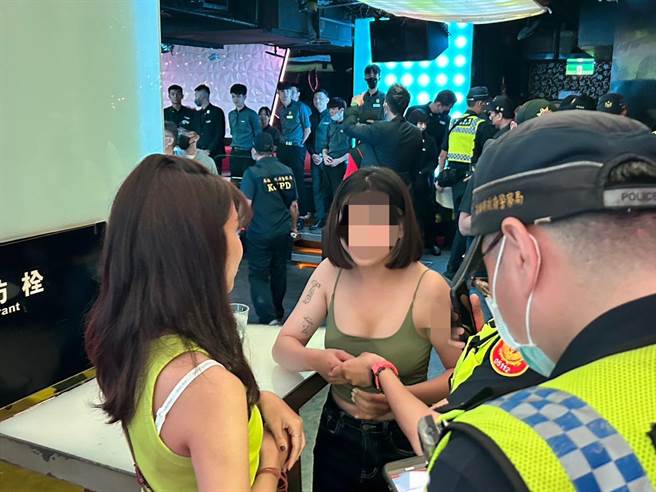 高雄市6月30日晚间执行第1波的青春专案。（崔正纲摄）