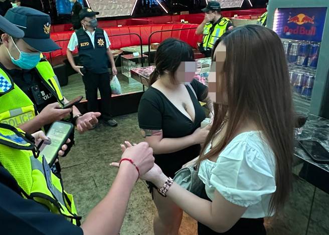 高雄市6月30日晚间执行第1波的青春专案。（杨舒婷摄）