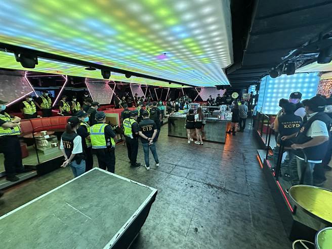 高雄市6月30日晚间执行第1波的青春专案。（杨舒婷摄）