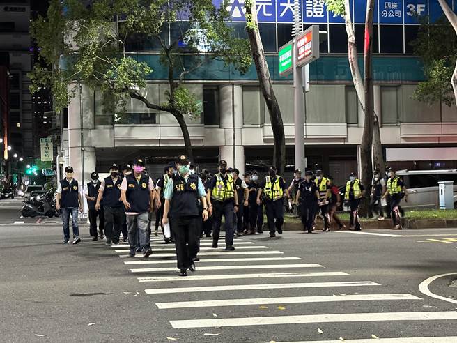 高雄市6月30日晚间执行第1波的青春专案。（杨舒婷摄）