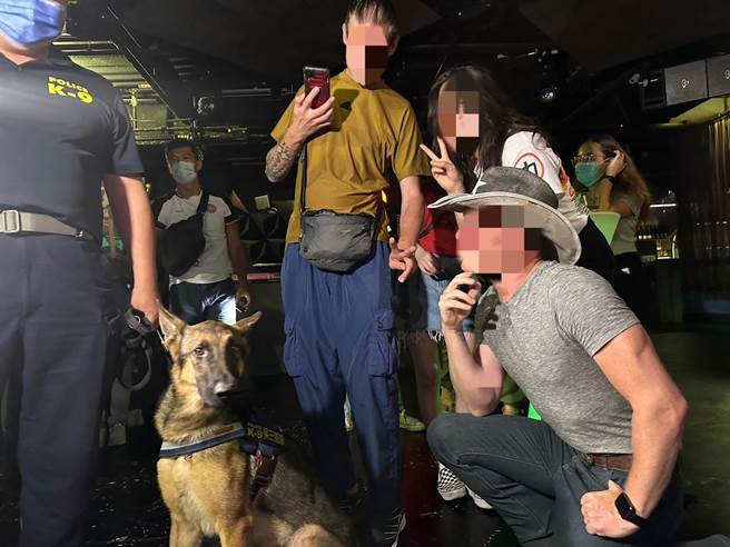 高雄市6月30日晚间执行第1波的青春专案。（杨舒婷摄）