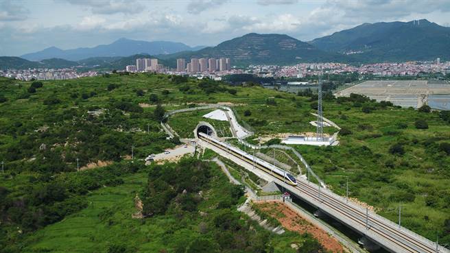6月29日試驗列車通過海尾隧道。（圖／取自鐵科院集團公司）