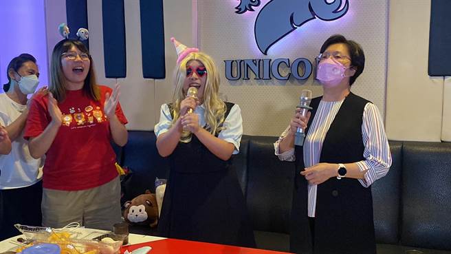 彰化县长王惠美（右一）唱生日快乐歌祝福寿星。（孙英哲摄）