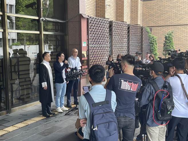 喂药案抹黑等不到赖清德道歉，侯办人员赴北检提告加重诽谤。（陈鸿伟翻摄）