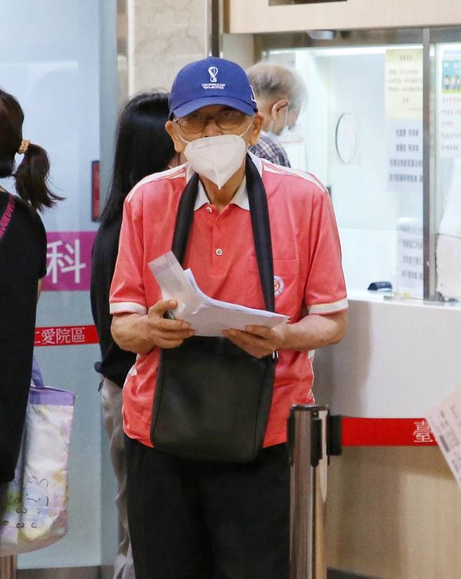 健保部分负担新制1日正式上路，跑医学中心急诊，部分负担可能多付200元，拿药的话也可能多付100元，若有慢性处方笺需求，开立第一次调剂，将比照一般药品处方笺收取药品部分负担，图为民眾前往医院领药。（赵双杰摄）