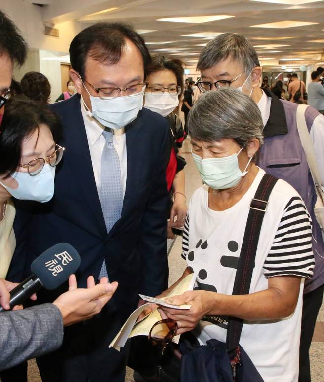 因应健保部分负担新制首日上路，健保署长石崇良（前左二）前往北市联医仁爱院区实施状况及加强宣导，有民眾不懂收费标准前往询问。（赵双杰摄）