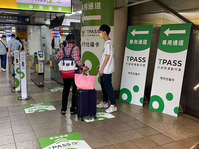 TPASS通勤月票今日起上路，旅客用來搭乘台鐵必須走專用通道。（陳祐誠攝）