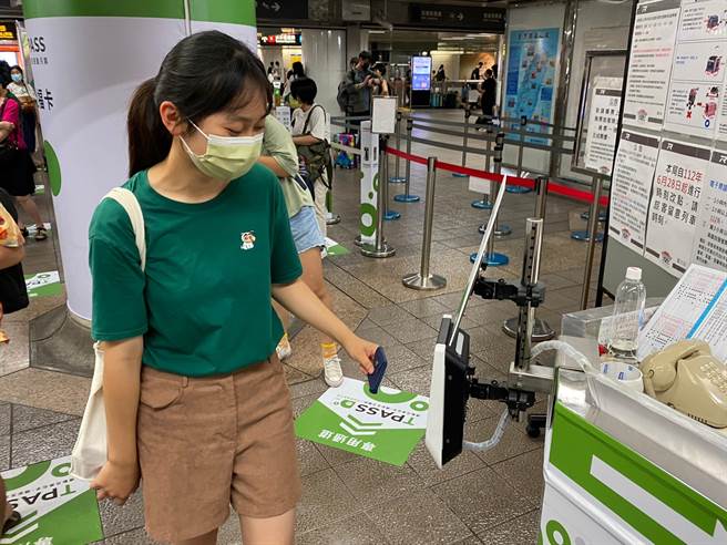 TPASS通勤月票今日起上路，觀光客認為相當划算。（陳祐誠攝）