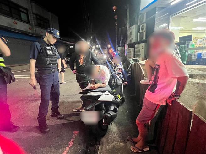 为有效遏止改装车辆扰民，丰原警方昨晚于公老坪水源路段执行封锁式路检勤务。（警方提供／陈淑娥台中传真）