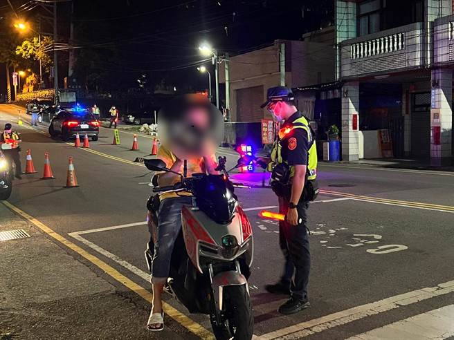 为有效遏止改装车辆扰民，丰原警方昨晚于公老坪水源路段执行封锁式路检勤务。（警方提供／陈淑娥台中传真）