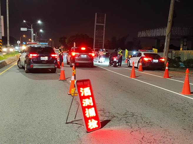 为有效遏止改装车辆扰民，大甲警方昨晚于大甲溪桥执行封闭式路检勤务。（警方提供／陈淑娥台中传真）