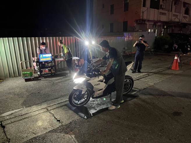 为有效遏止改装车辆扰民，大甲警方昨晚于大甲溪桥执行封闭式路检勤务。（警方提供／陈淑娥台中传真）