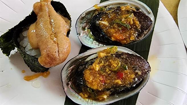 养殖的马粪海胆做成寿司料理（左）非常可口。（许逸民摄）