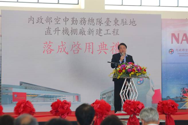 内政部长林右昌表示，自今年8月1日起，「有条件」定额开放营造业者申请移工，首波开放8000个名额。（内政部提供／游念育台北传真）