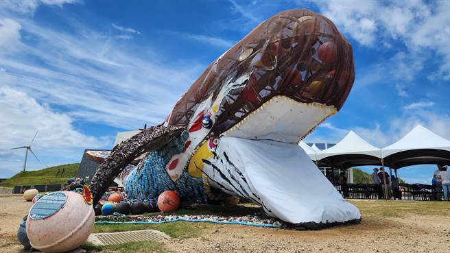 以海废素材完成巨大的鲸鱼，且鲸鱼嘴巴还是可以躺卧的沙发。（许逸民摄）