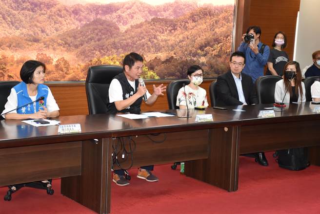 苗栗縣政府公費安排20名優秀國高中生赴澳洲參訪3周，苗栗縣長鍾東錦鼓勵學生拓展國際視野。（謝明俊攝）