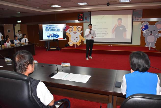 苗栗縣政府公費安排20名優秀國高中生赴澳洲參訪3周，前隊員何承遠現身說法。（謝明俊攝）