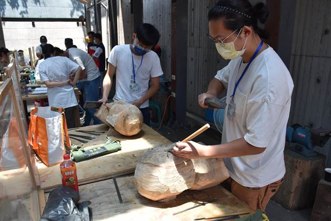苗栗县政府文观局三义木雕博物馆每年都会安排年轻人接触木雕世界。（谢明俊摄）