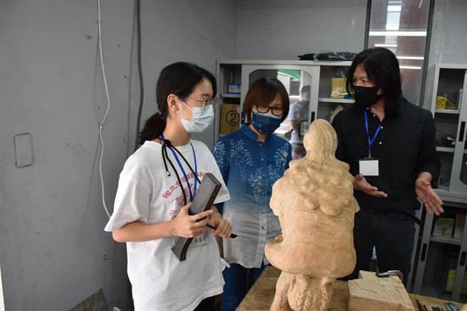 苗栗县政府文观局三义木雕博物馆每年都会安排年轻人接触木雕世界。（谢明俊摄）