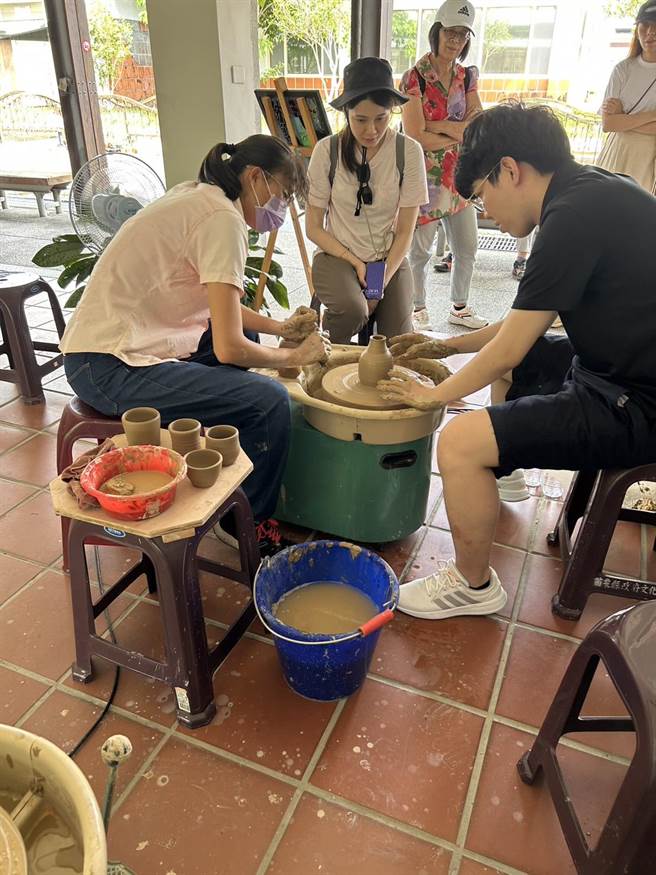 苗栗特色馆优质小旅行欢迎游客利用暑假来此体验手拉肧的乐趣。（苗栗县政府提供／谢明俊苗栗传真）