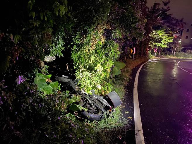 20岁曾姓男子骑车撞毁于彰南路三段路旁草丛后失联已达15小时，其父焦急报警协寻，终于在路边坡下发现了曾男倒卧的身影。（南投警局提供／冯惠宜南投传真）