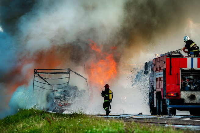 印度南部马哈拉什特拉省1日清晨发生重大火烧车事故，一辆载有33名乘客的巴士在高速公路上爆胎，整台车翻覆起火燃烧。（示意图／Shutterstock）