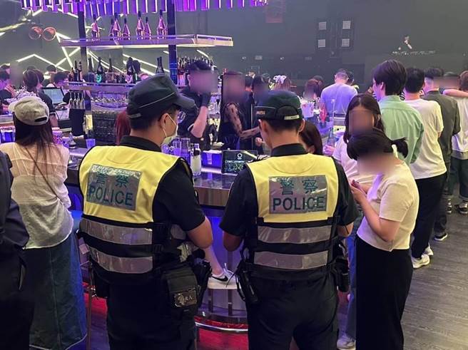 大安分局凌晨到夜店臨檢，查獲一名女通緝犯。（翻攝照片／林郁平台北傳真）