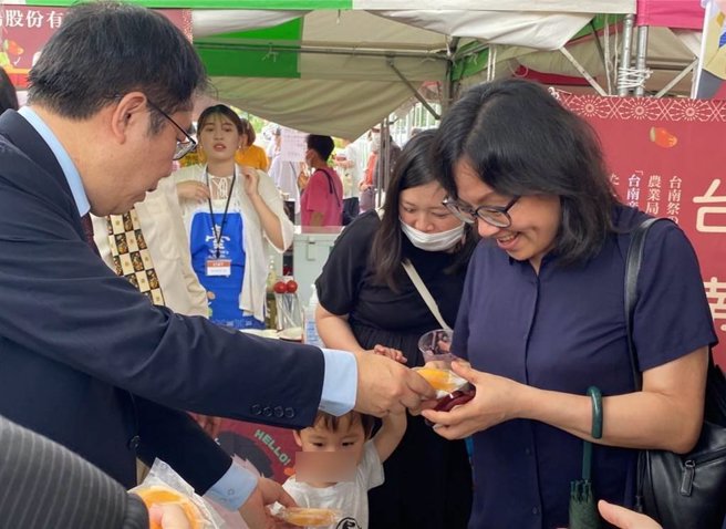 市府农业局准备芒果冰棒或芒果系列产品，提供给前来消费的民眾嚐鲜。（台南市政府农业局提供／张毓翎台南传真）