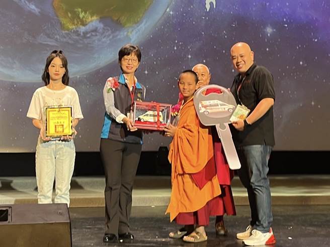 台北市甘丹東頂顯密佛學研修協會再捐一輛救護車給北市消防局。（翻攝照片／林郁平台北傳真）