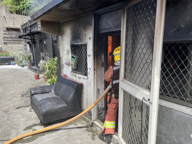 平房全面燃燒，消防局派遣24車、41人前往救援，救出1名命危男子。(戴志揚翻攝)