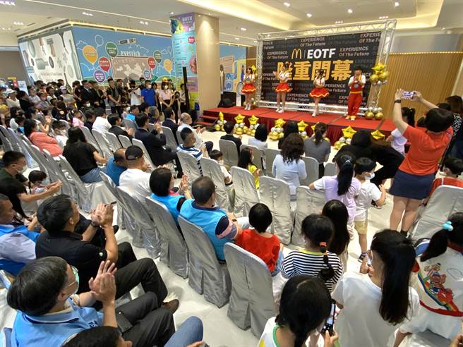 麦当劳金门太湖餐厅今日上午于升恒昌金湖广场盛大举行开幕典礼，现场热闹非凡。（于家麒摄）