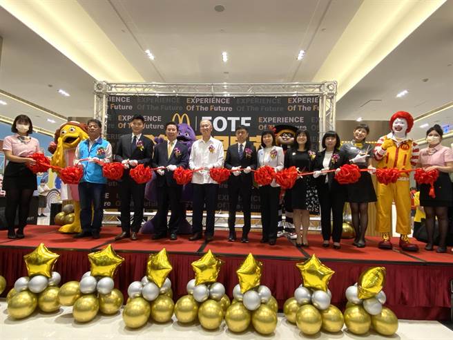 在眾贵宾共同剪彩下，宣告这间让金门人等了39年的麦当劳正式成为乡亲的好邻居！（于家麒摄）