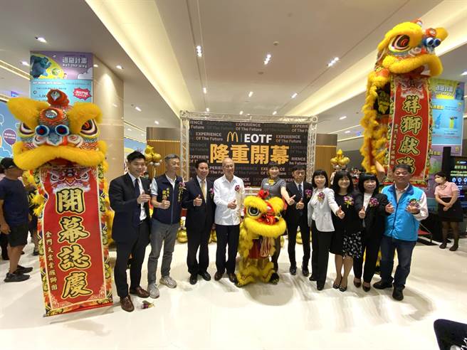 开幕典礼请来天震堂醒狮团带来精彩表演，寓意祥狮献瑞、开张大吉。（于家麒摄）