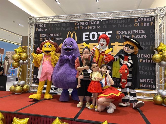 麦当劳叔叔、汉堡神偷、奶昔大哥与大鸟姐姐惊喜现身舞台，亲子疯狂抢拍。（于家麒摄）