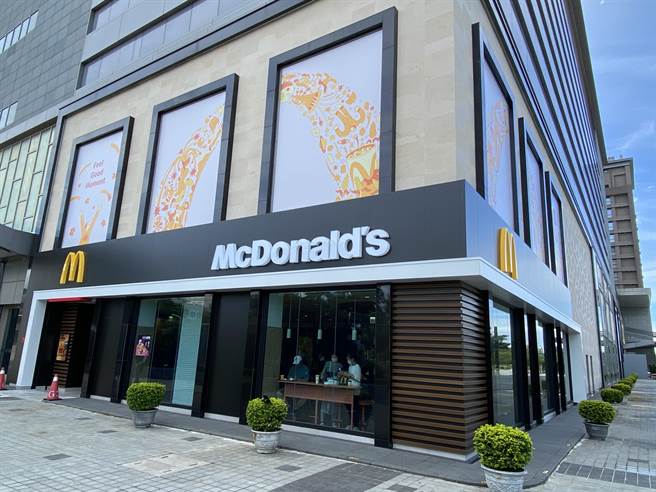 麦当劳特别与金门在地插画家吴骐共创插画，融入金门特色与经典产品创出「网美墙」。（于家麒摄）