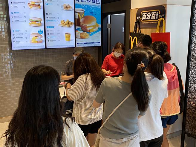 今日仍有不少民眾排队嚐鲜，抢吃麦当劳热腾腾的汉堡与薯条。（于家麒摄）