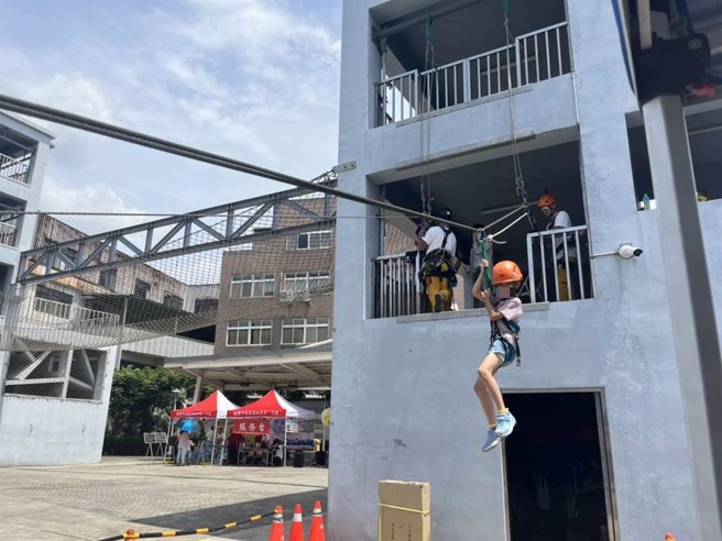 「绳港奇兵」关卡，过程中会教导孩子打绳结和垂降技巧，并让学生体验在低塔2楼体验垂降至平面，感受速度与高度的刺激。（陈梦茹摄）