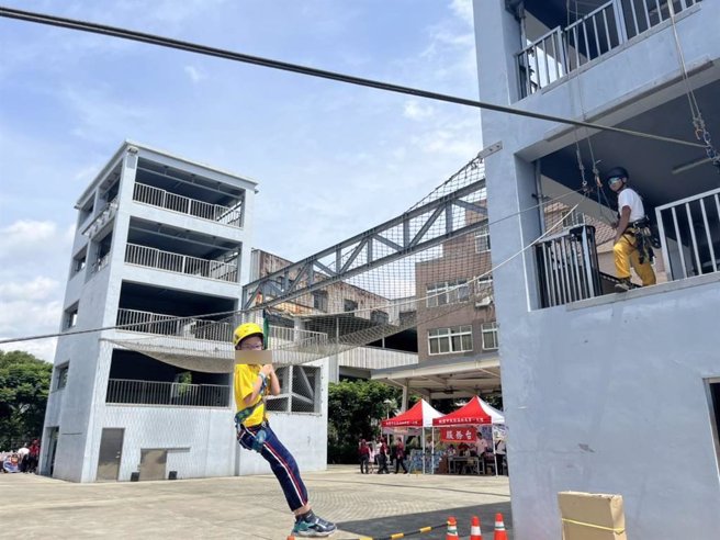 「绳港奇兵」关卡，过程中会教导孩子打绳结和垂降技巧，并让学生体验在低塔2楼体验垂降至平面，感受速度与高度的刺激。（陈梦茹摄）