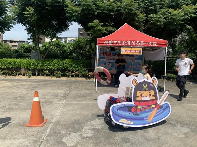 八德消防分队今天在桃园防灾教育馆举办暑期消防营活动。（陈梦茹摄）