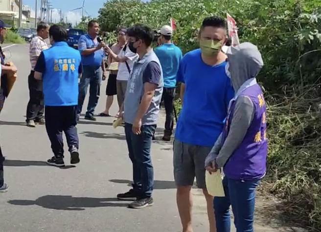 彰化縣芳苑鄉漢寶村民群聚抗議業者興建肉雞養殖場。（翻攝臉書社團「漢寶園大小事」／孫英哲彰化傳真）