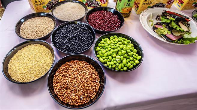 新竹縣衛生局舉辦社區供餐據點「社區均衡王」競賽及「全榖好菜色」食譜競賽，歡迎民眾發揮創意結合在地食材，研發健康菜單。（羅浚濱攝）