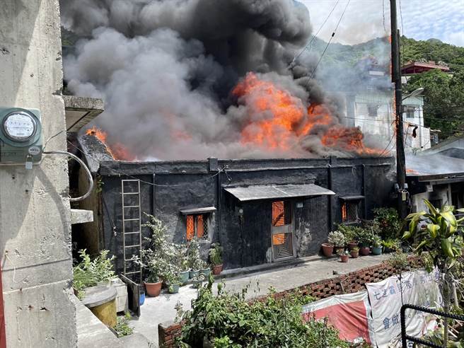 ▲新北市瑞芳区水湳洞一带平房突传大火，火势延烧相当猛烈，持续有火舌窜出，现场浓烟密布。（新北市消防局提供／徐佑升新北传真）