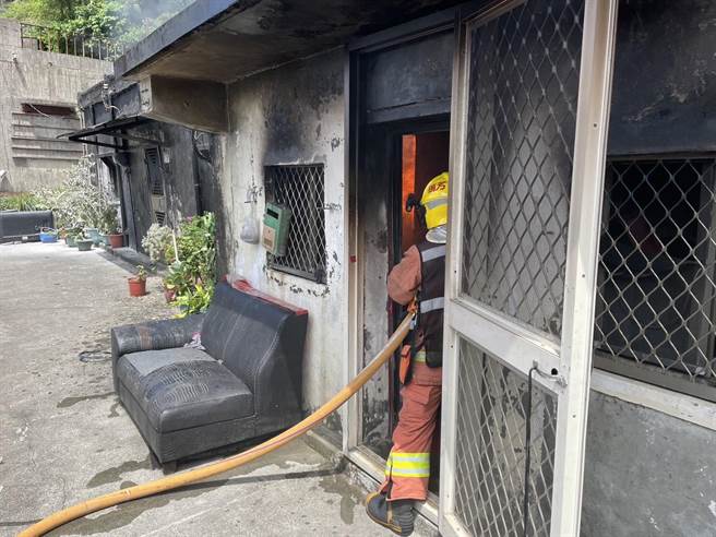 ▲新北市消防局获报后出动26车57人抢救，其中1名25岁男子救出后已无呼吸心跳，后送长庚医院抢救途中恢復生命迹象。（新北市消防局提供／徐佑升新北传真）