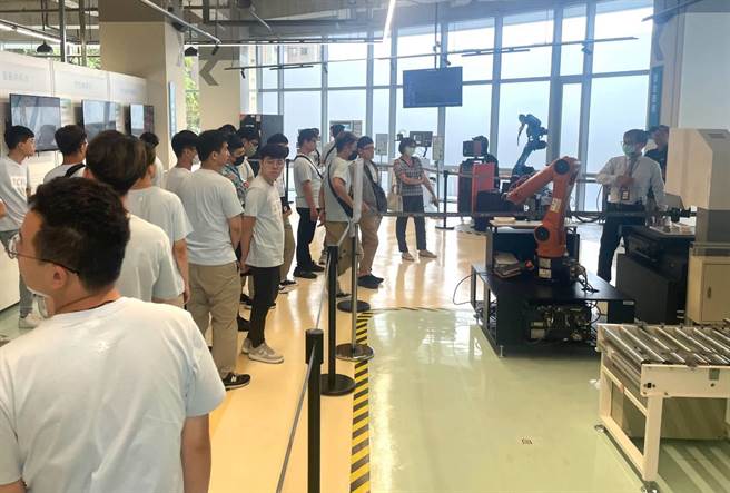 劳动力发展署中彰投分署双轨旗舰计画毕业生参访AIoT体验基地。(中彰投分署提供)