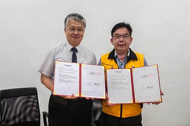 明新科大校長劉國偉（左）與關西鎮長陳光彩（右）簽署合作MOU。（明新科大提供／羅浚濱新竹傳真）