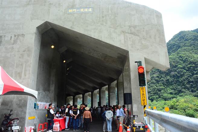 花莲秀林乡铜门一号隧道7年前因大雨坍方，县府争取中央全额补助1.6亿元復建，今天通车。（王志伟摄）