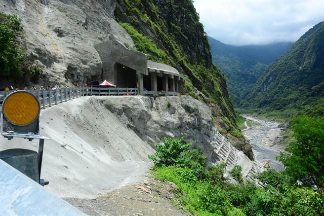 花莲慕谷慕鱼生态廊道因清澈溪水闻名，当地景色怡人，有「小天祥」美誉。（王志伟摄）