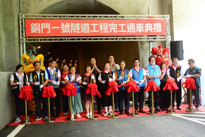 花莲县秀林乡铜门一号隧道今天通车，县长徐榛蔚（剪彩位中）、副议长徐雪玉（剪彩位左4）等人剪彩。县长徐榛蔚与当地部落族人牵手一同走进隧道。（王志伟摄）