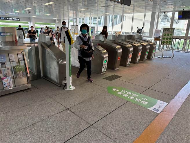 定期月票今天上路，台中捷运市府站上午乘车情况良好。（林欣仪摄）